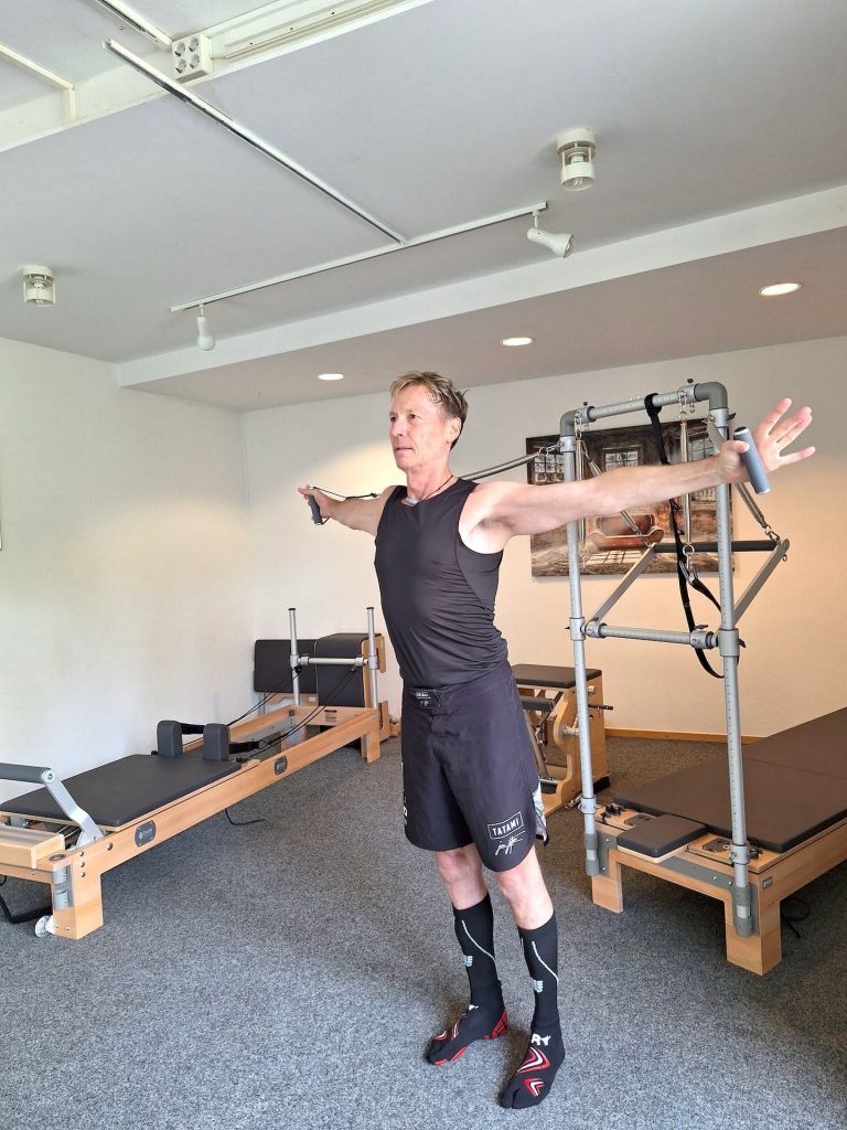 pilates-geraet-reformer-tower-stehend